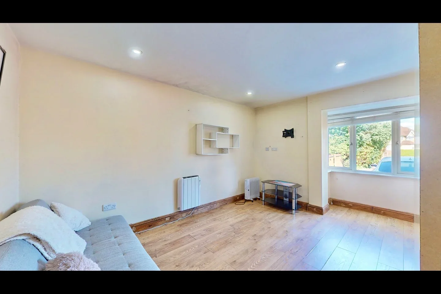 Flat Bettles Close in Greater London