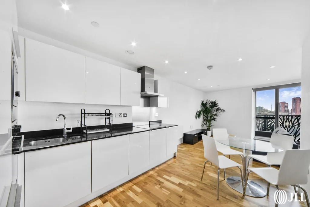 Flat Leven Road in Greater London