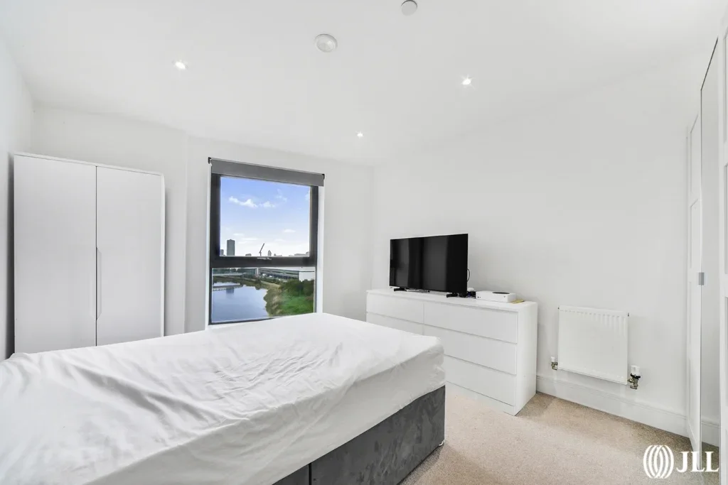 Flat Leven Road in Greater London