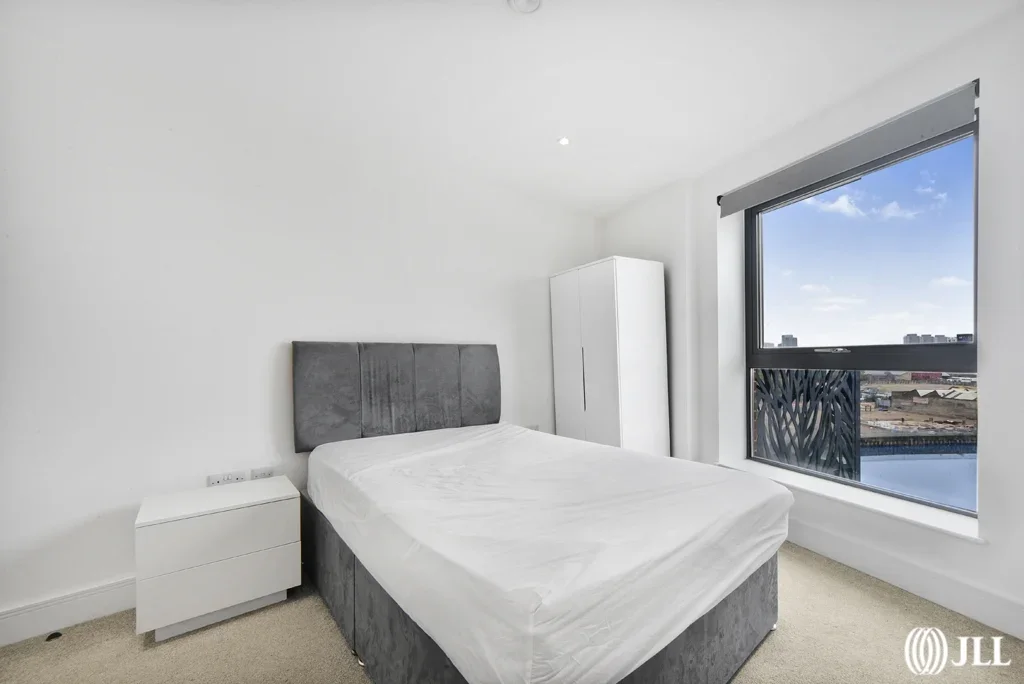Flat Leven Road in Greater London