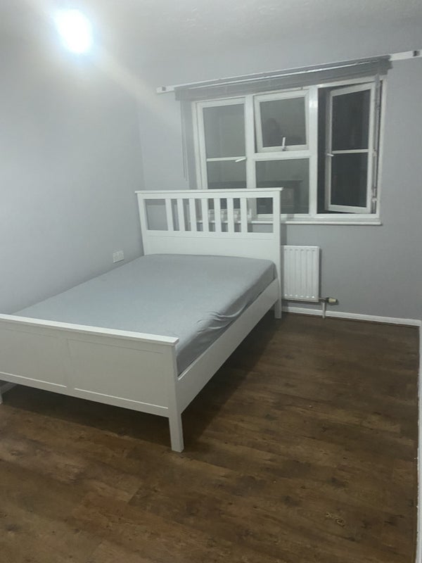 Room Dante Road in Greater London