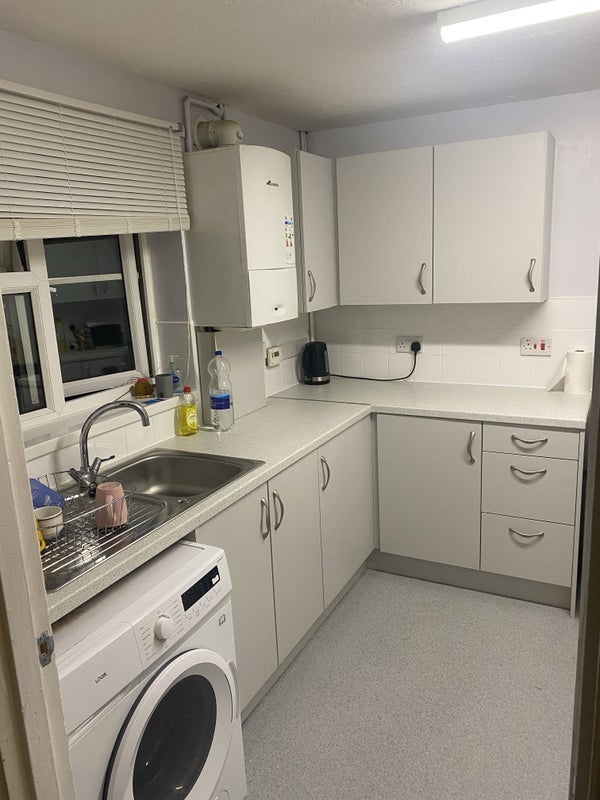 Room Dante Road in Greater London