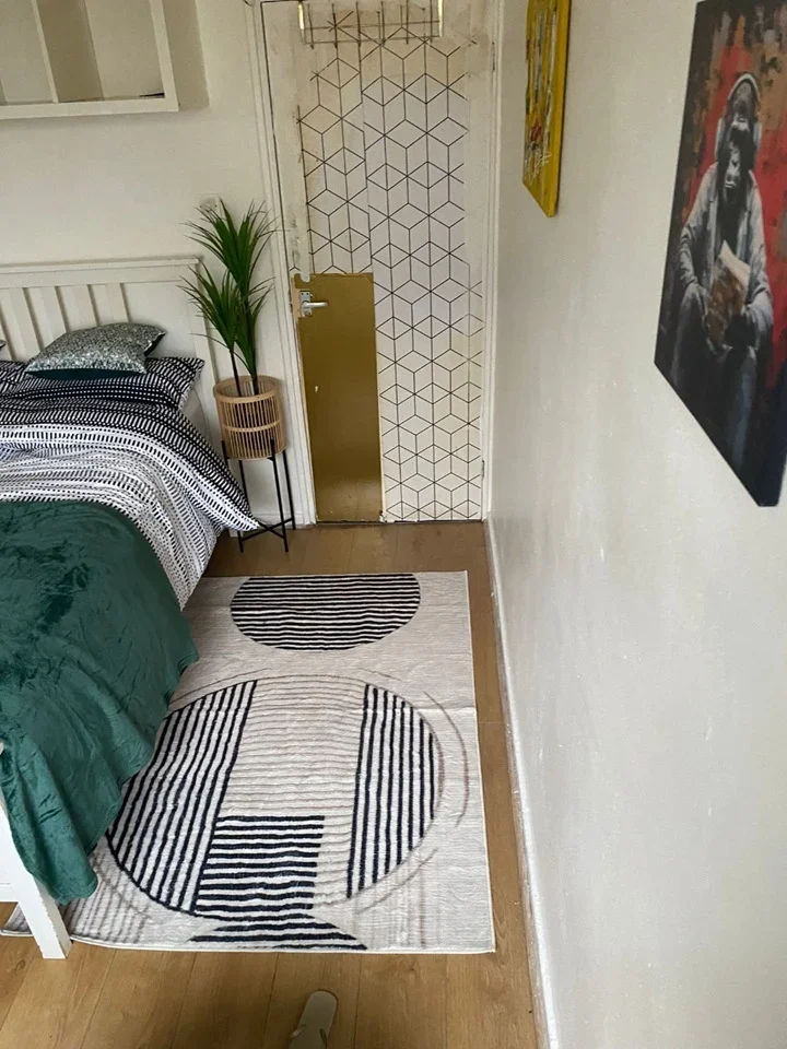 Room Shrubland Road in Greater London