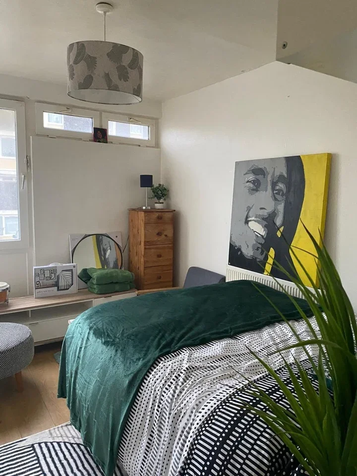 Room Shrubland Road in Greater London