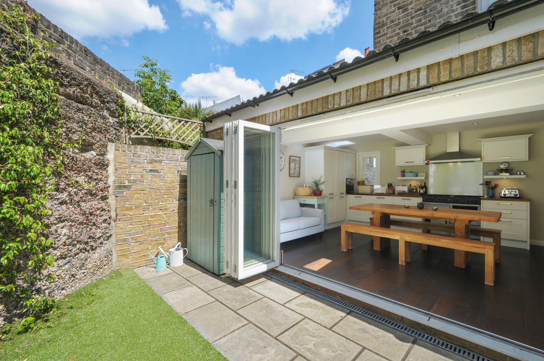 House Dorville Crescent in Greater London
