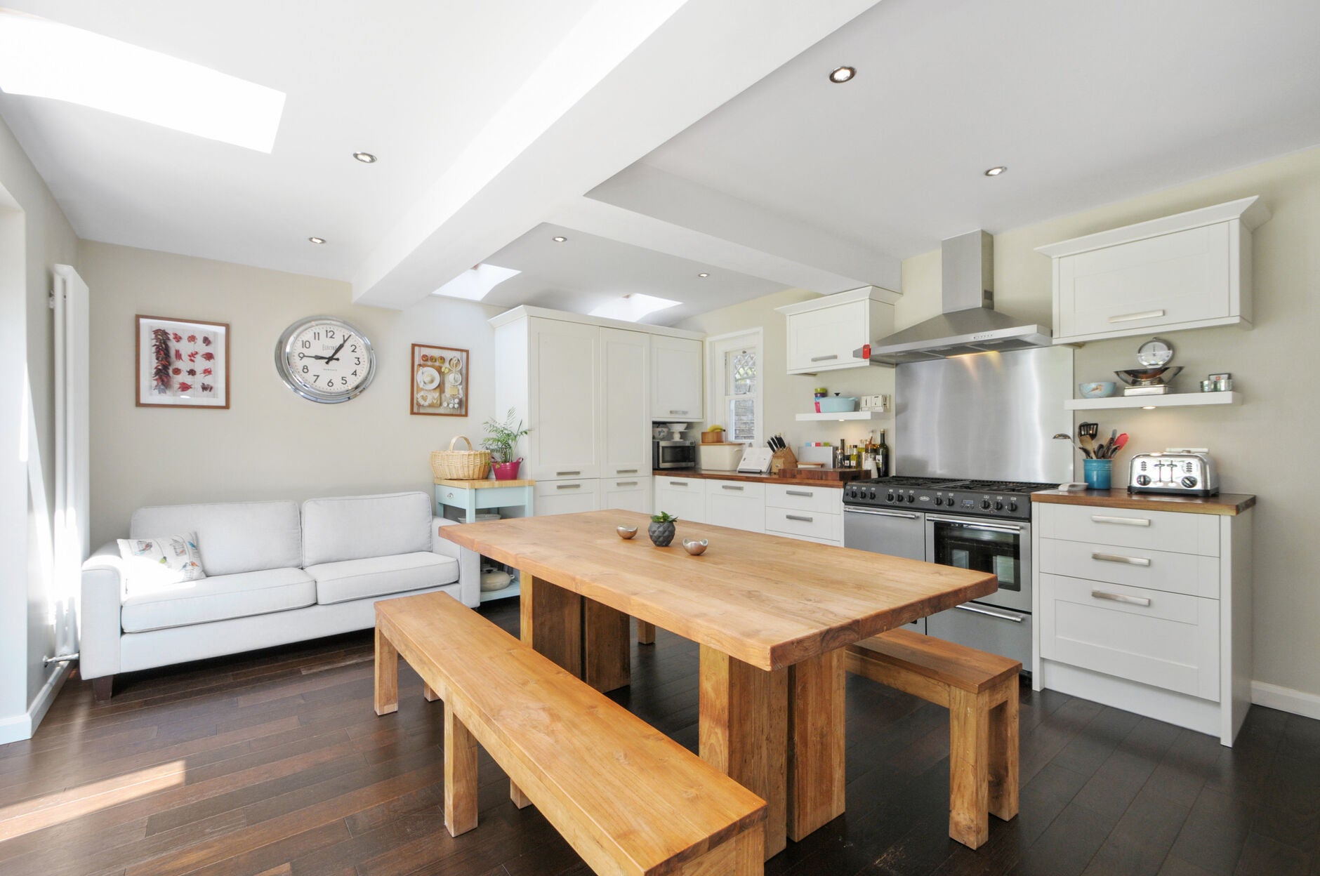 House Dorville Crescent in Greater London