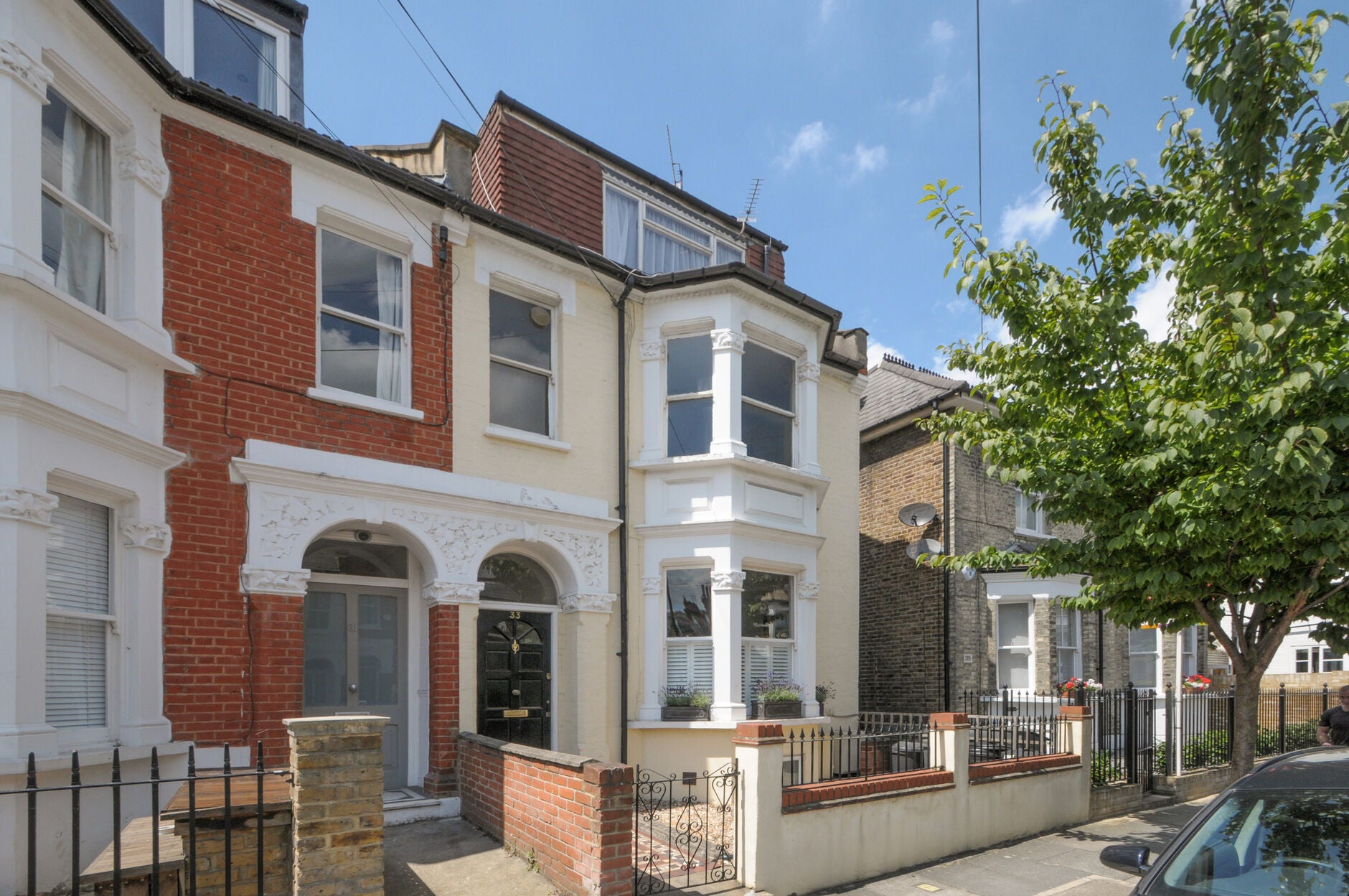 House Dorville Crescent in Greater London