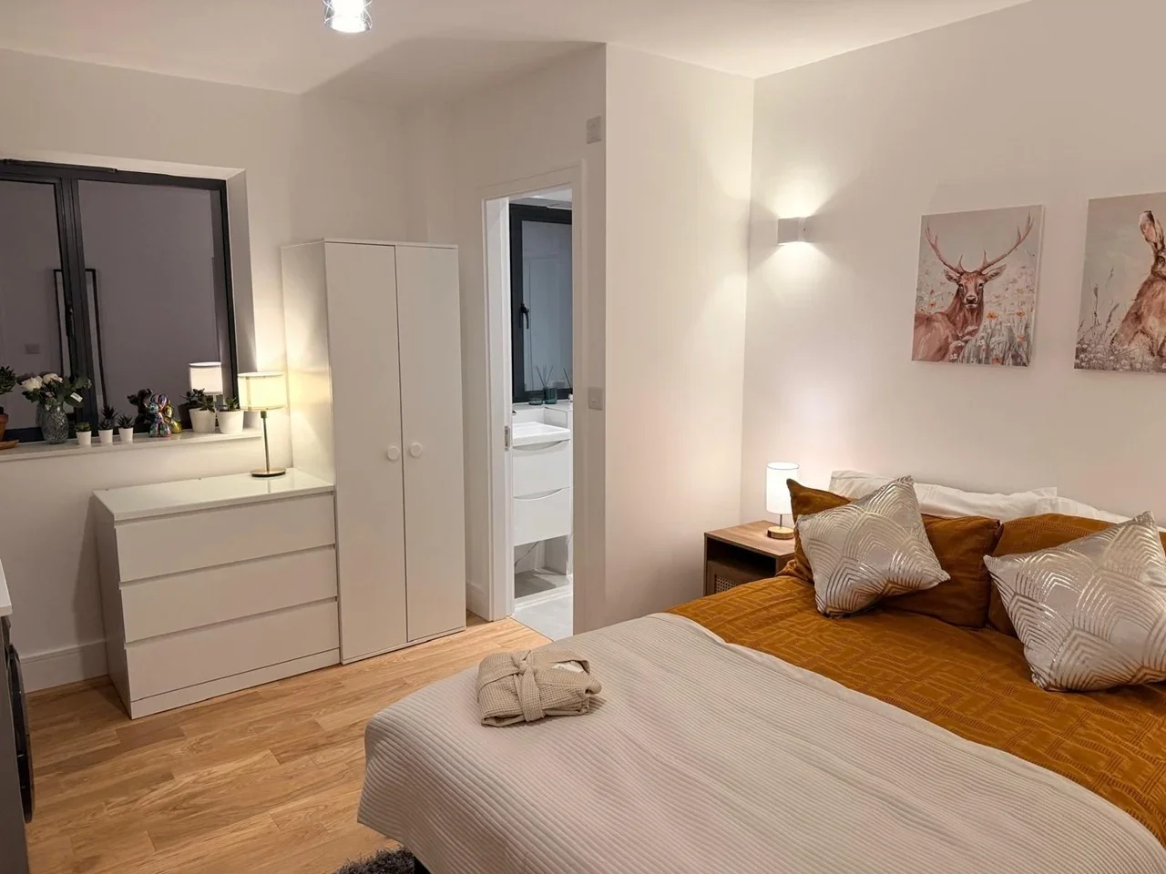 Room Hubbards Close in London