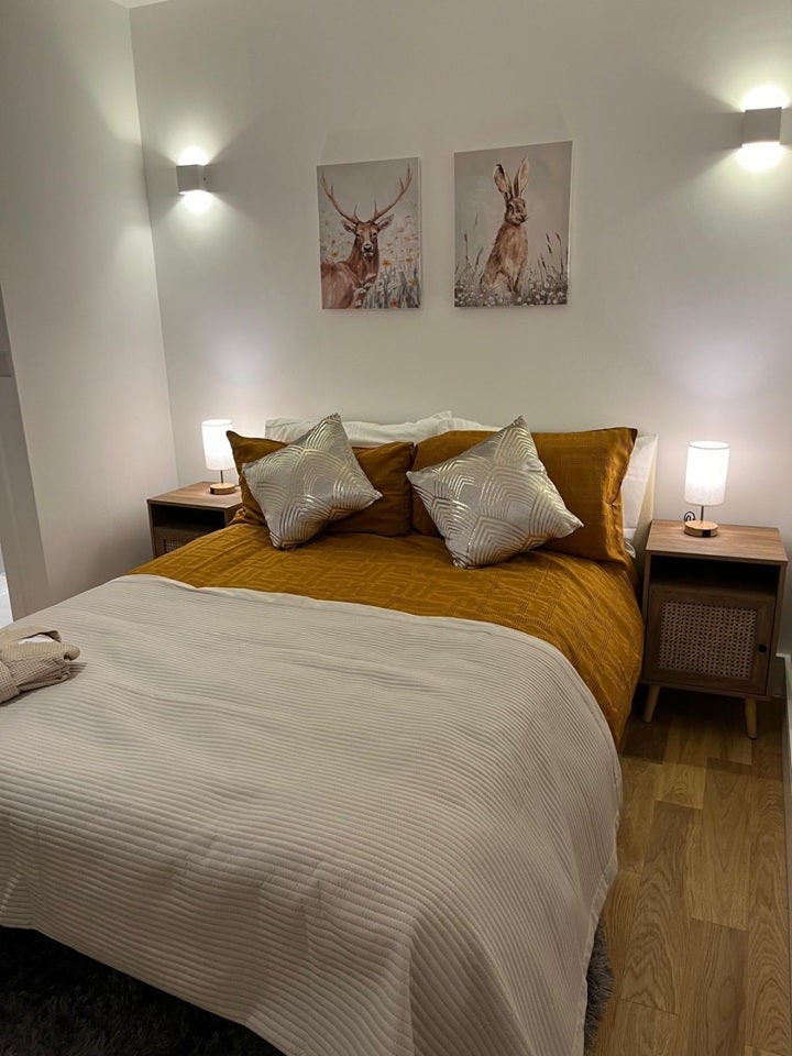 Room Hubbards Close in London