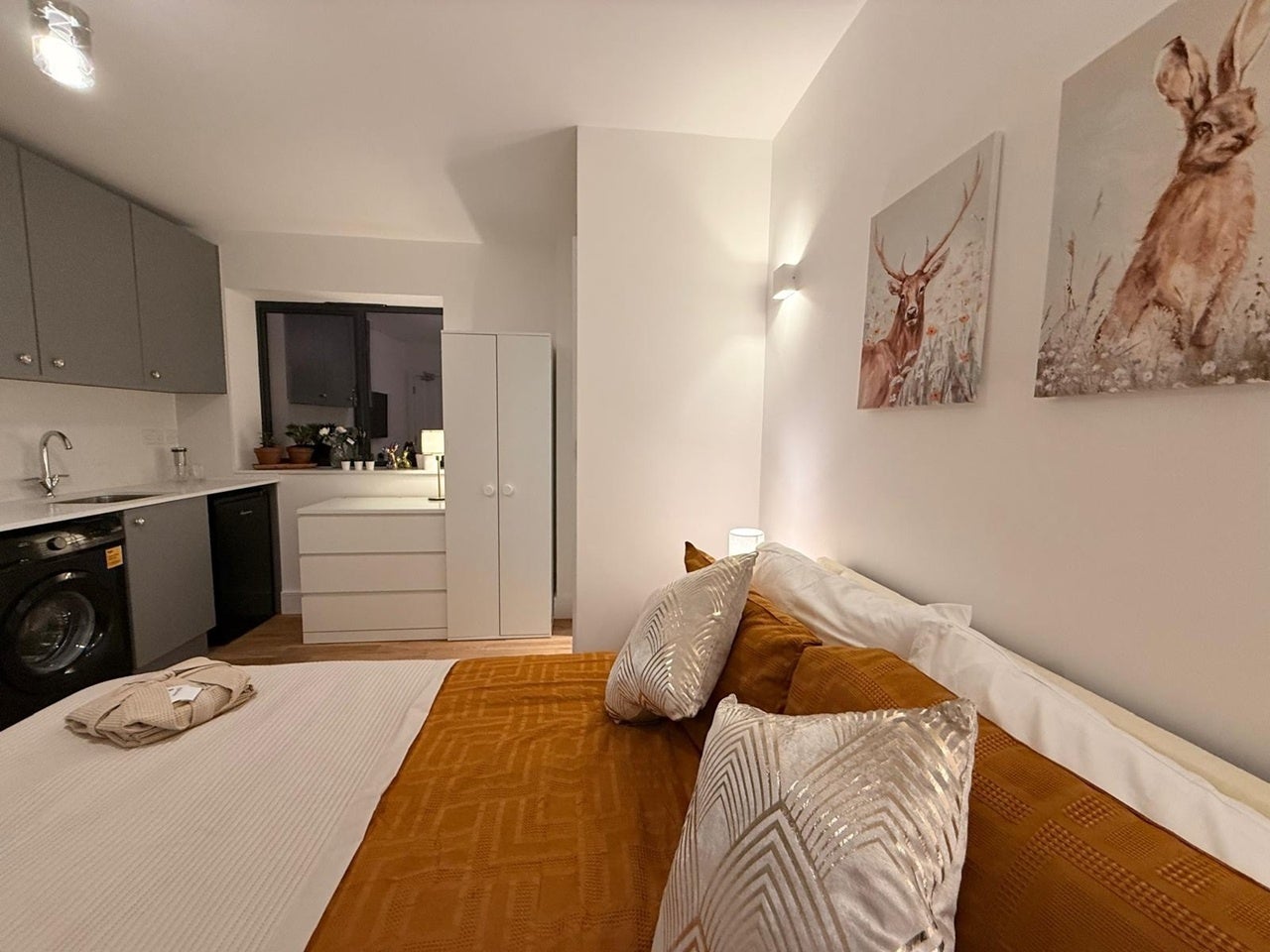 Room Hubbards Close in London