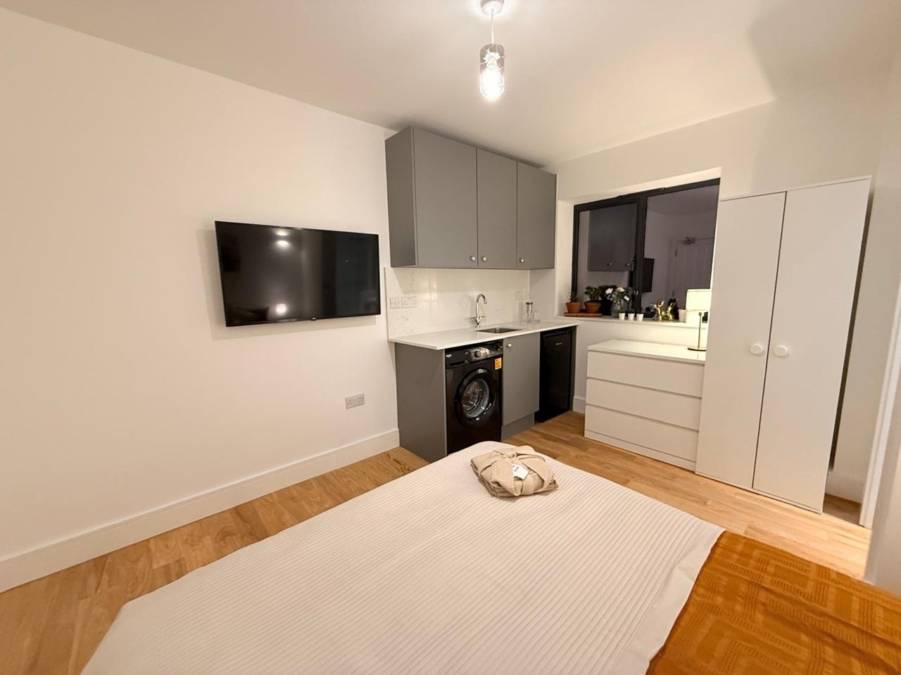 Room Hubbards Close in London