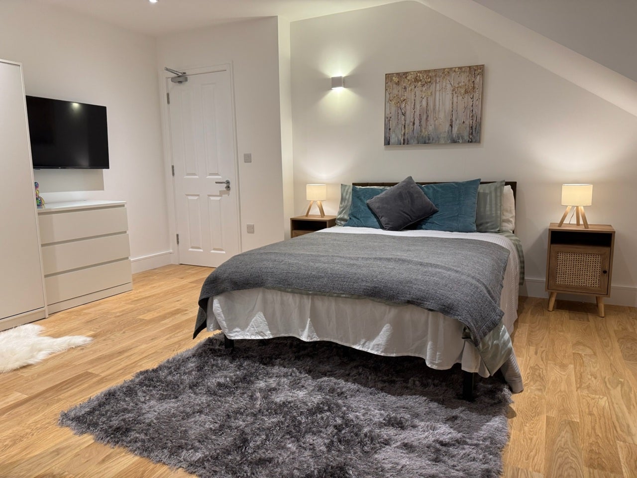 Room Hubbards Close in London