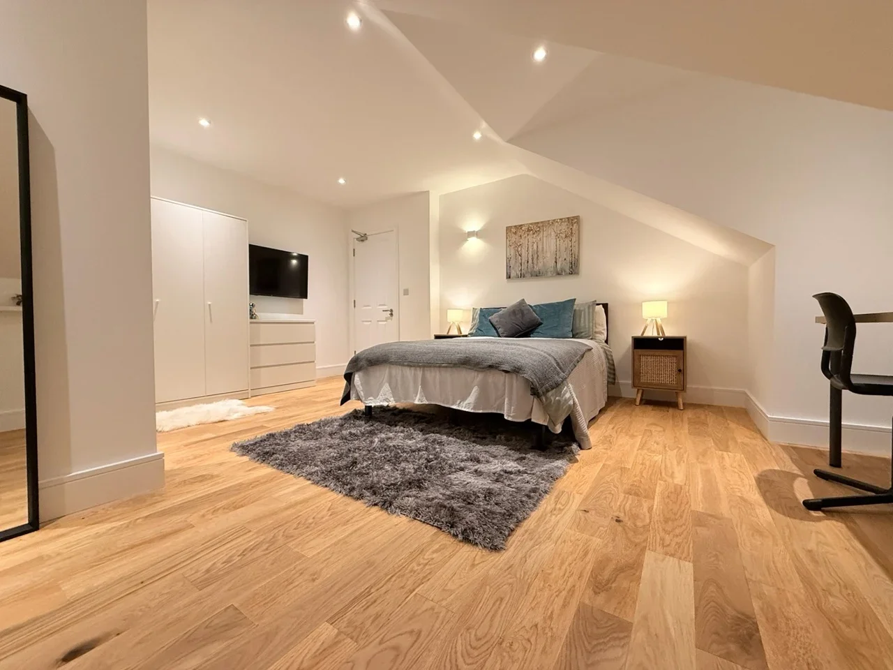Room Hubbards Close in London