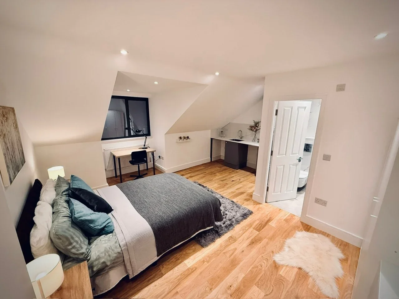 Room Hubbards Close in London