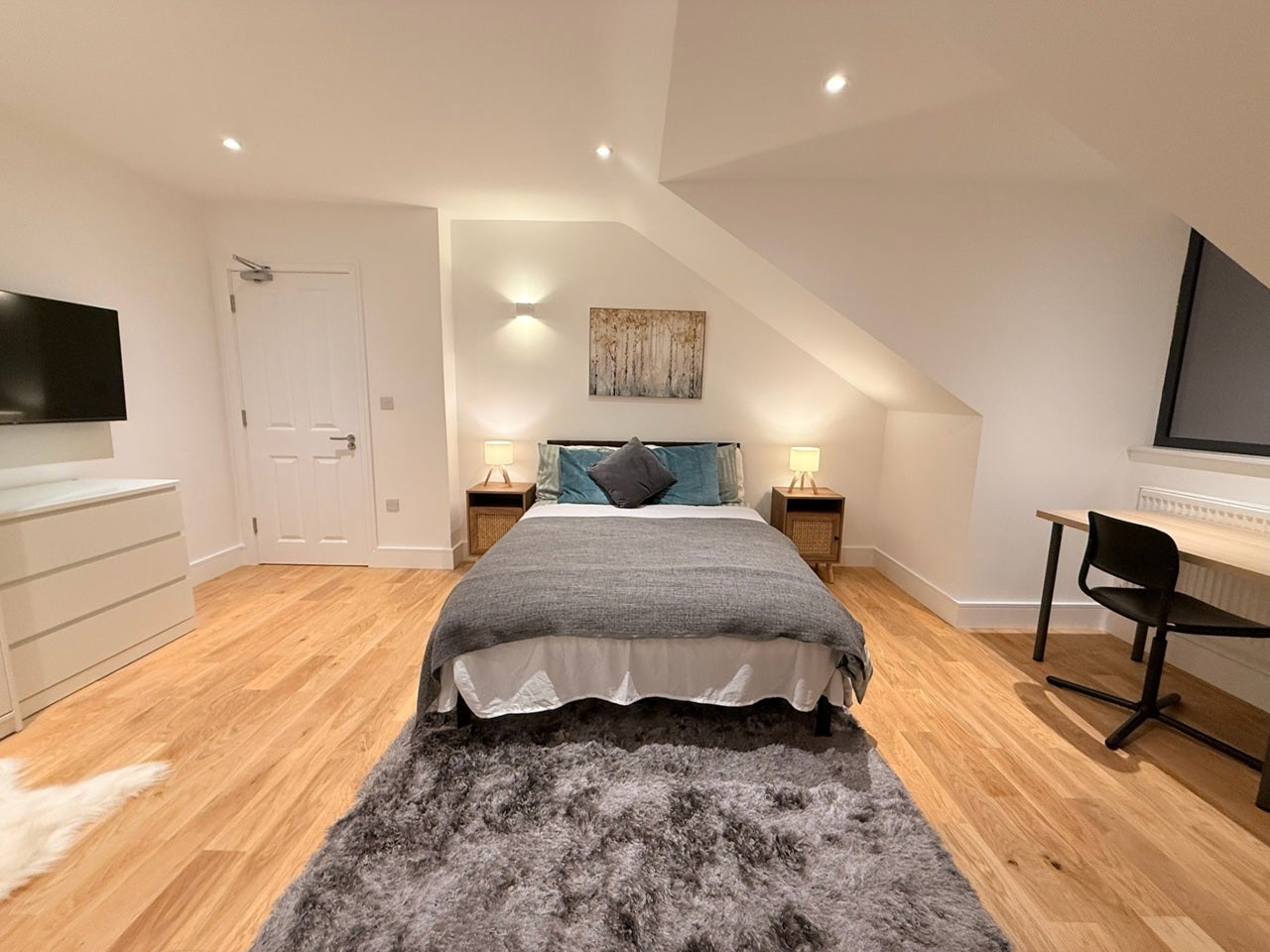 Room Hubbards Close in London