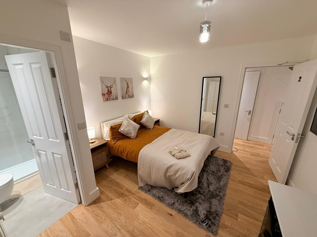 Room Hubbards Close in London