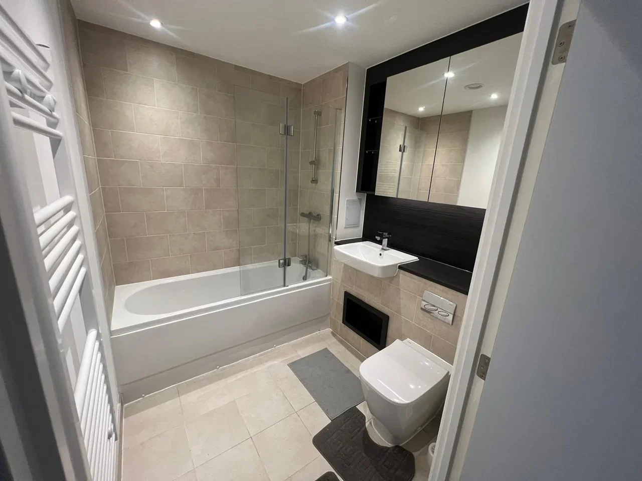 Flat Cranton Avenue in Greater London