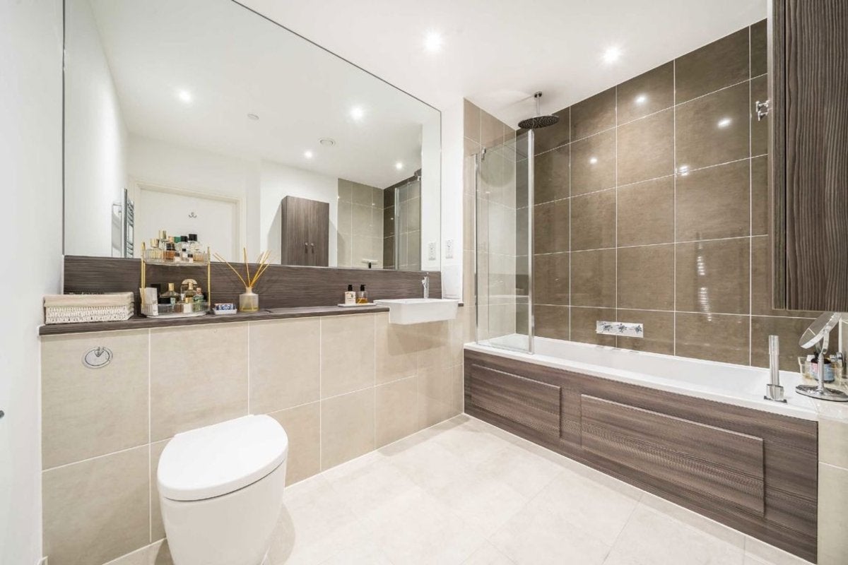 Flat Bridges Court in Greater London