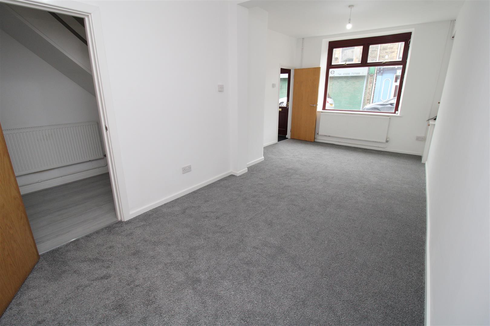 Flat Caerau Road in Caerau
