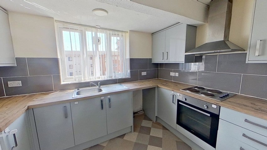 Flat Regency Court in Bradford