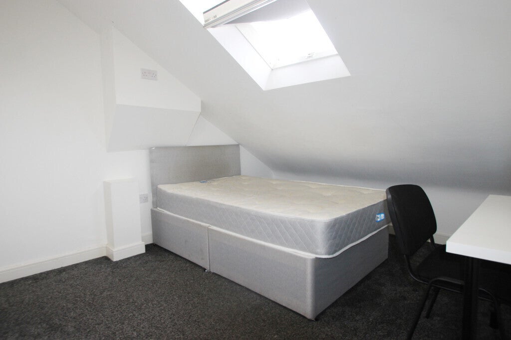 Room Marlborough Road in Coventry