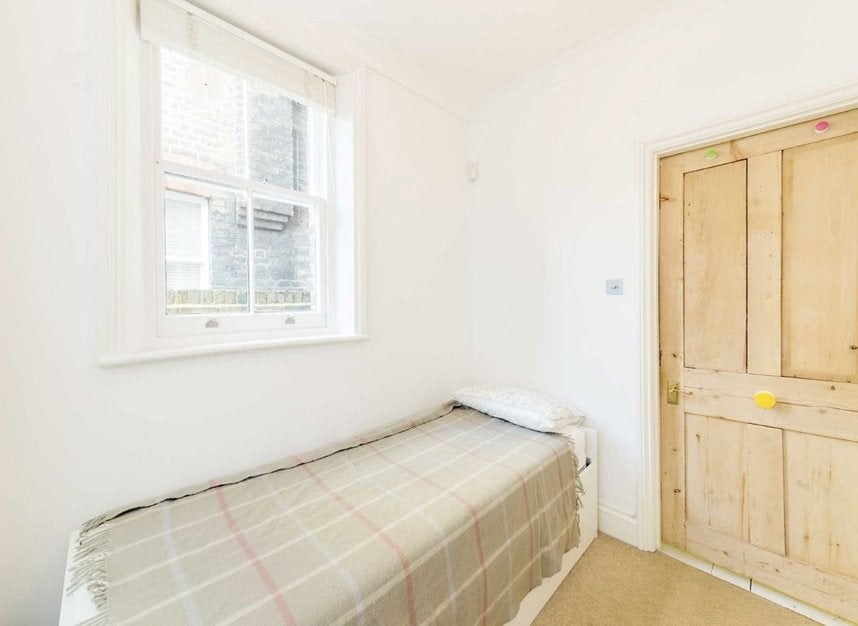 Flat Dalmeny Road in Greater London