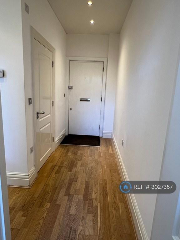 Flat Lurline Gardens in Greater London