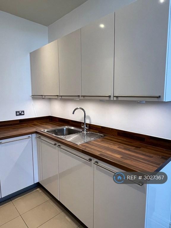 Flat Lurline Gardens in Greater London