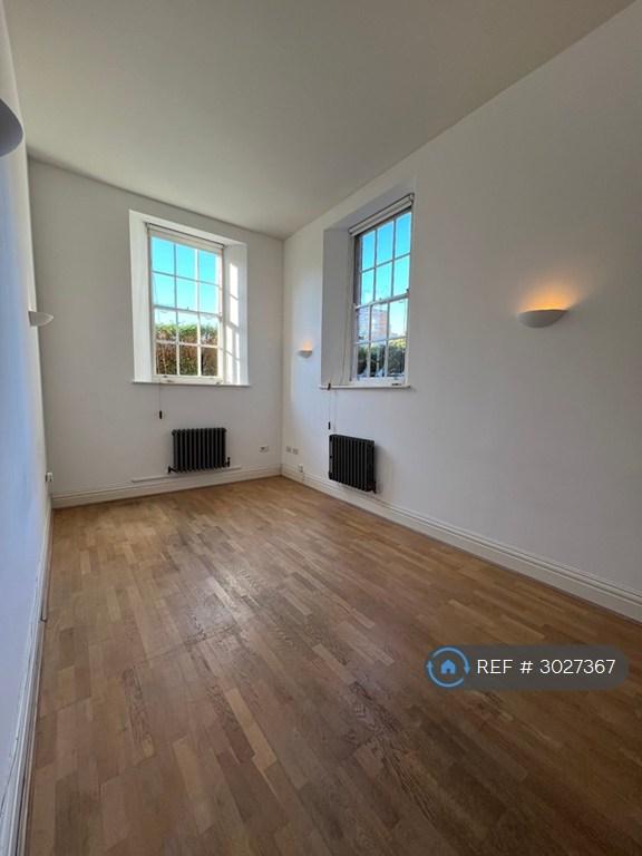 Flat Lurline Gardens in Greater London
