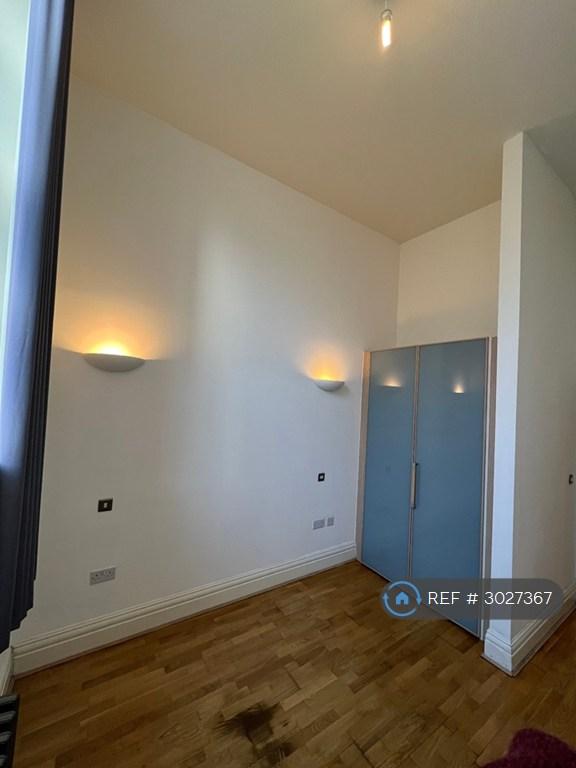 Flat Lurline Gardens in Greater London