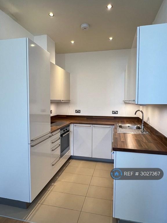 Flat Lurline Gardens in Greater London