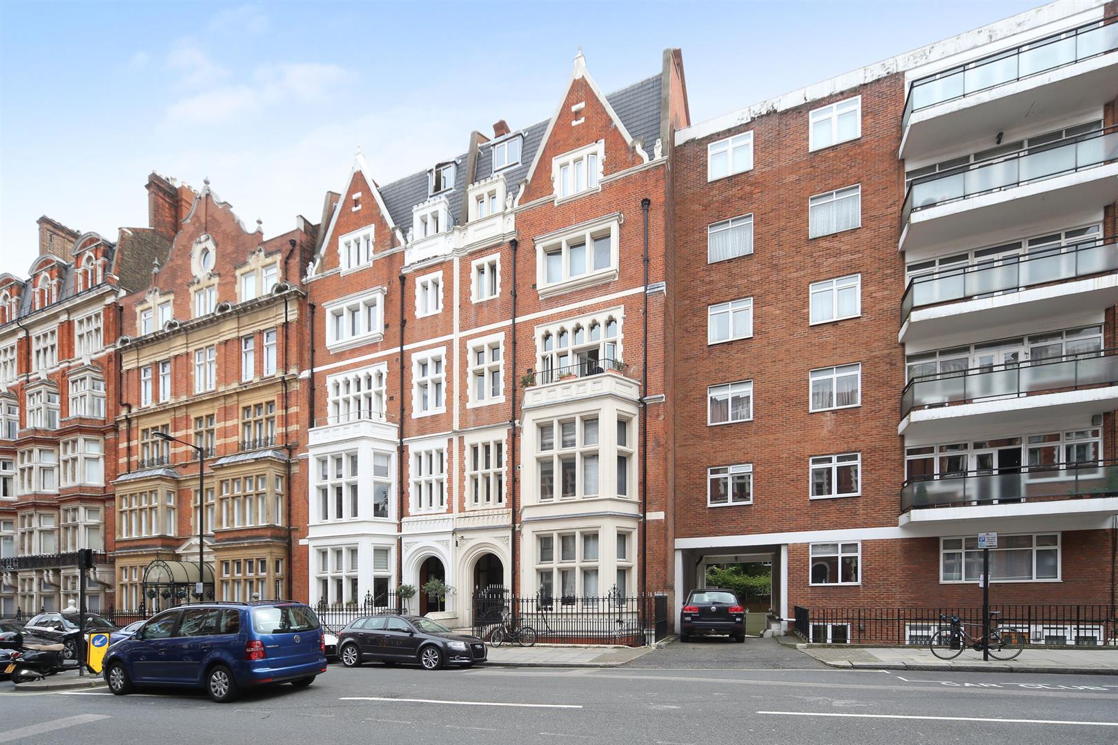 Flat Palace Court in City of Westminster