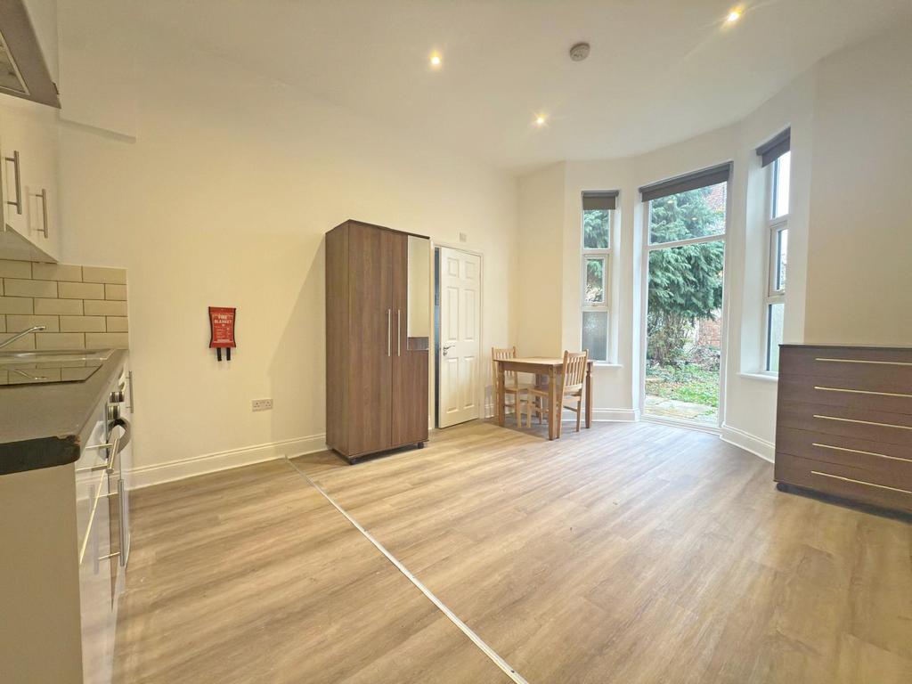 Flat Lampton Road in Greater London