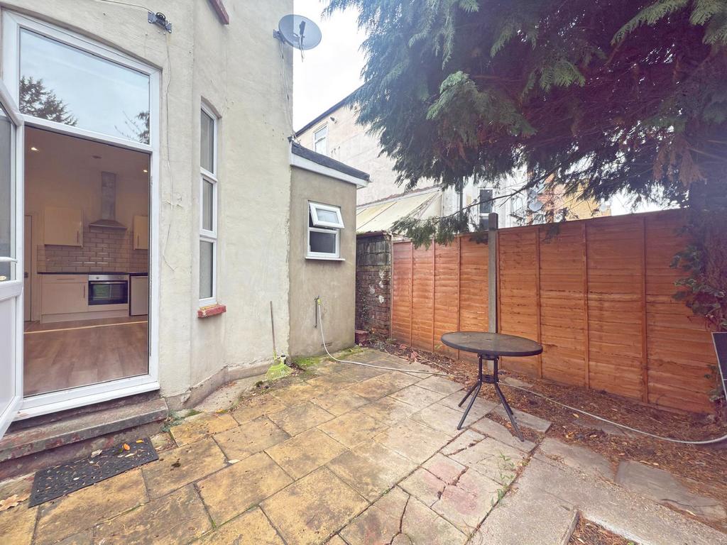 Flat Lampton Road in Greater London