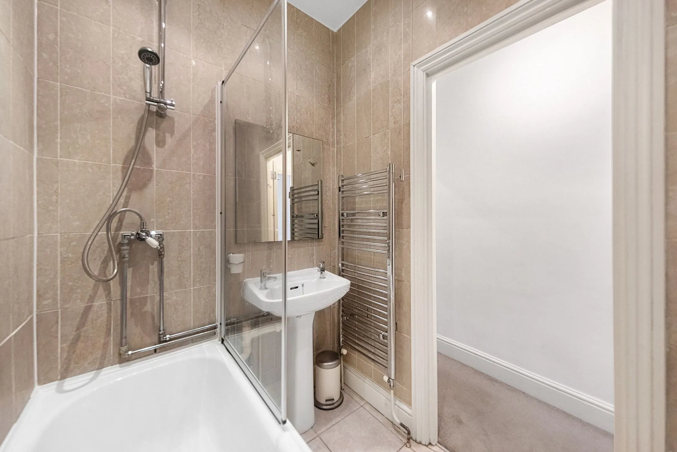 Flat Briarwood Road in Greater London