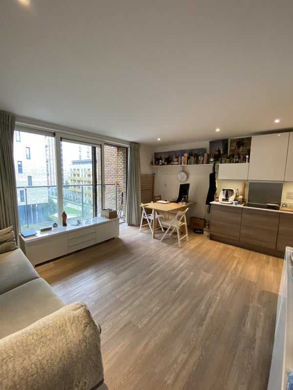 Room Plough Way in Greater London