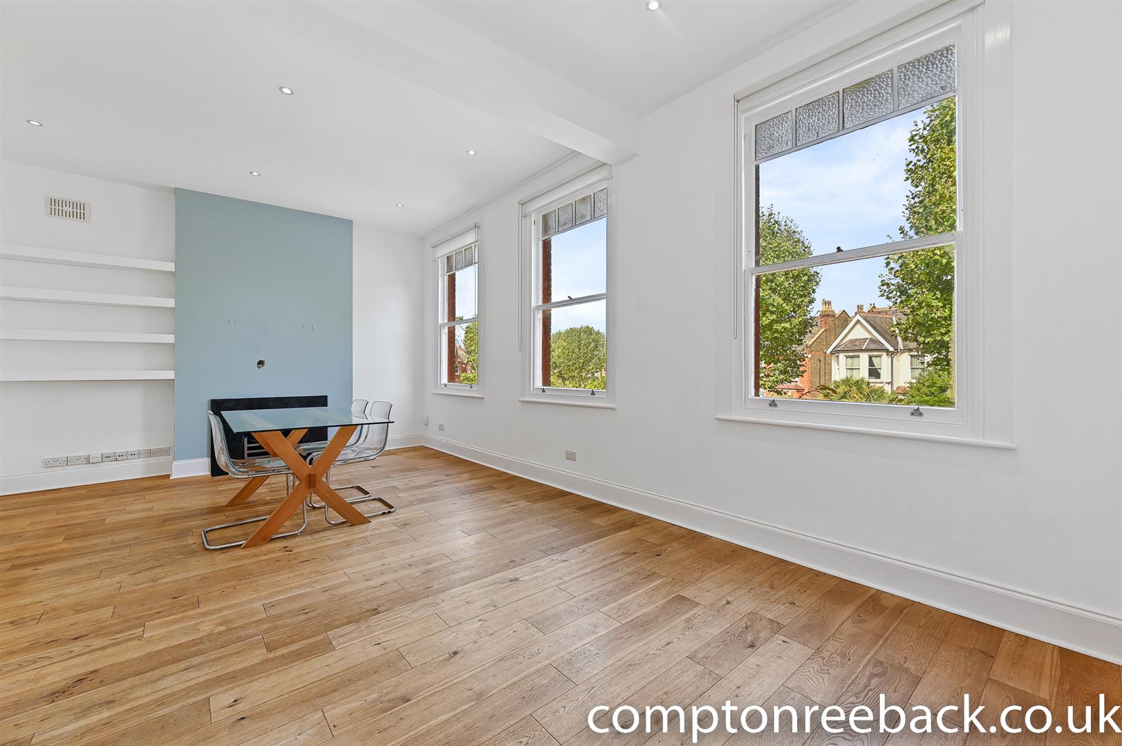 Flat Walm Lane in Greater London