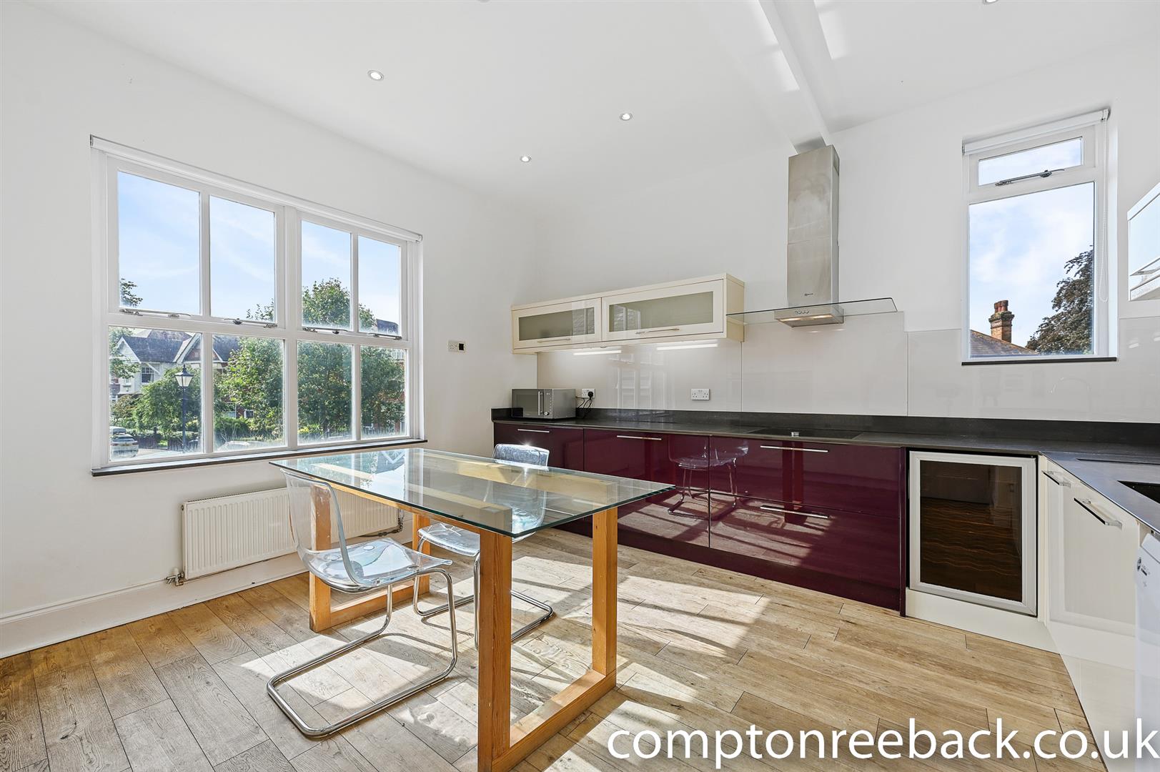 Flat Walm Lane in Greater London