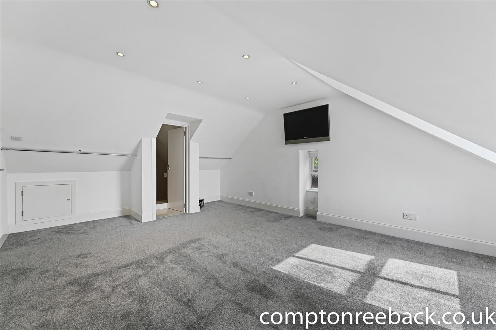 Flat Walm Lane in Greater London