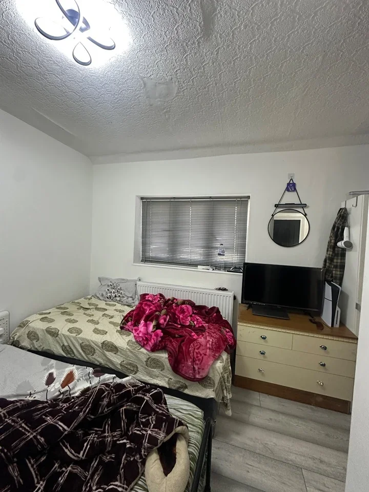 Room Roycraft Avenue in Greater London