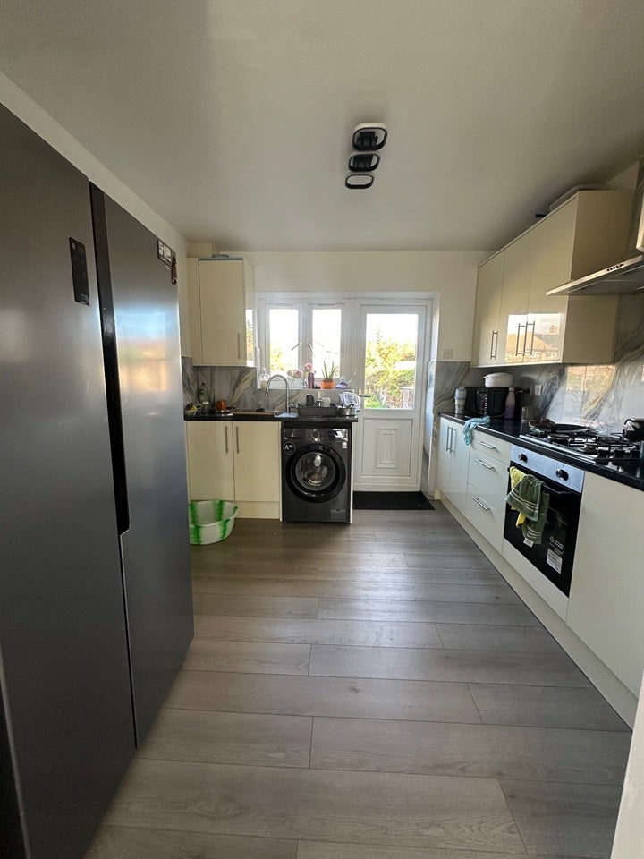 Room Roycraft Avenue in Greater London