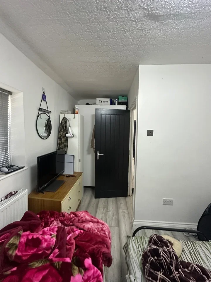 Room Roycraft Avenue in Greater London