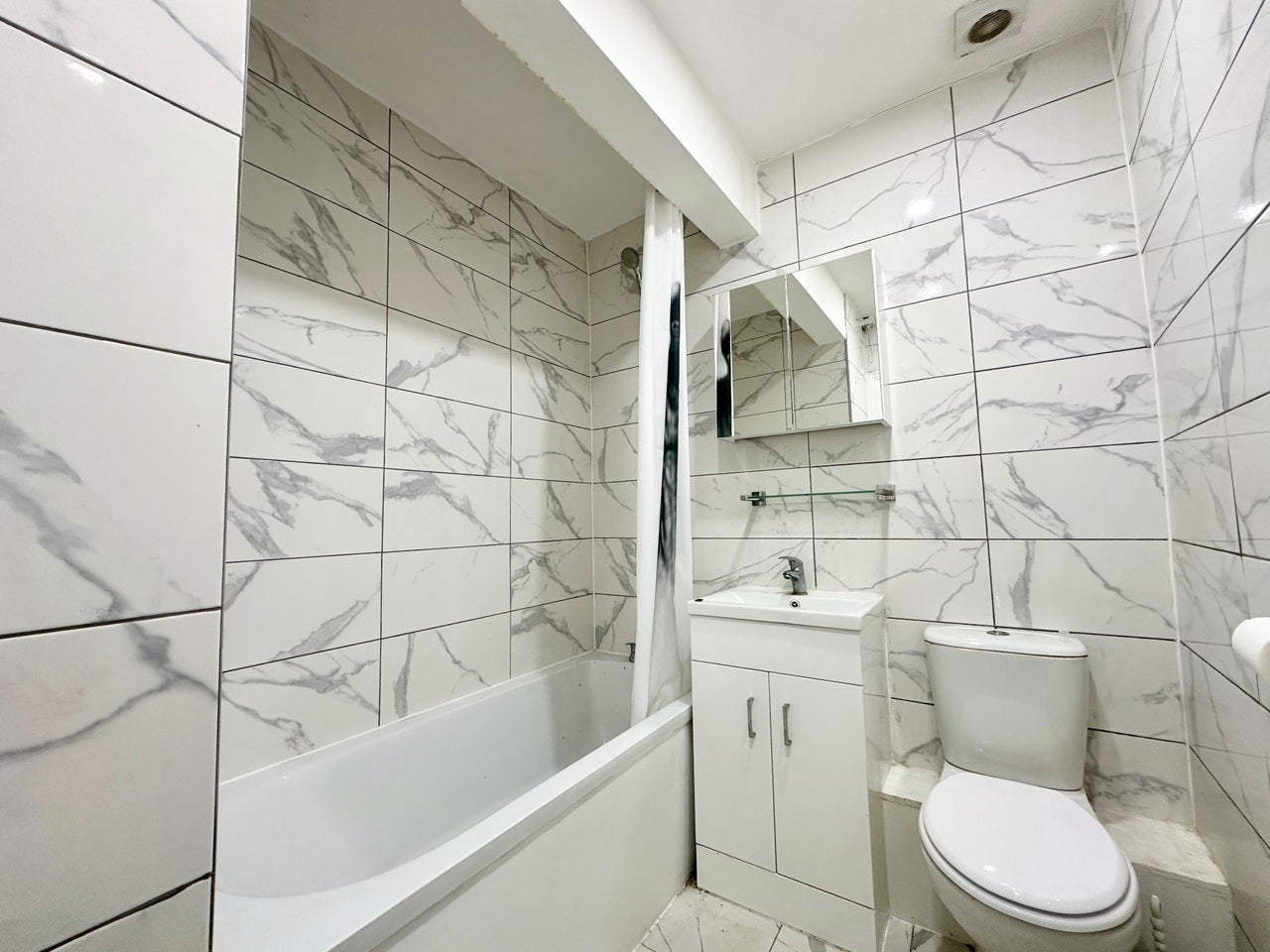 Flat Courthill Road in Greater London