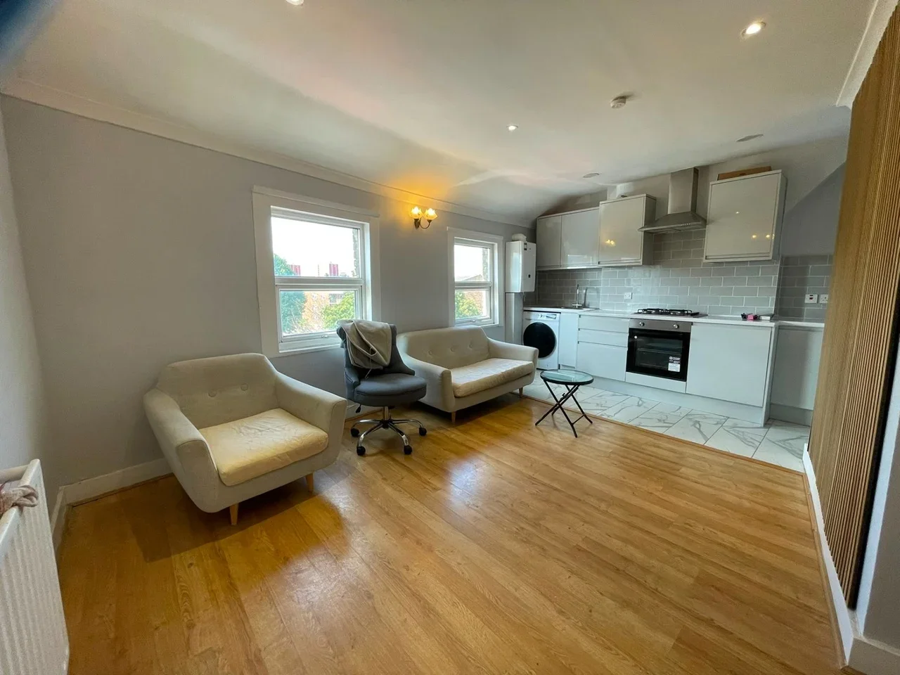 Flat Courthill Road in Greater London