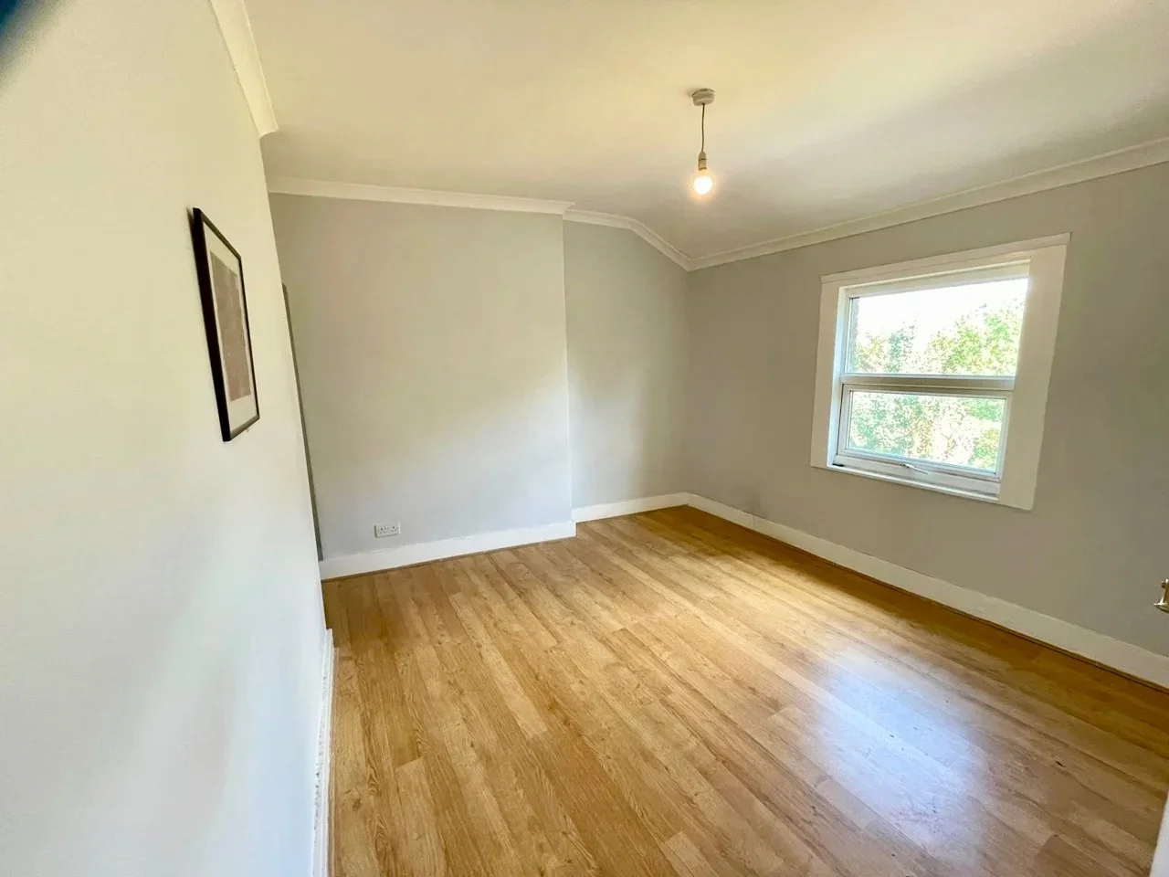 Flat Courthill Road in Greater London