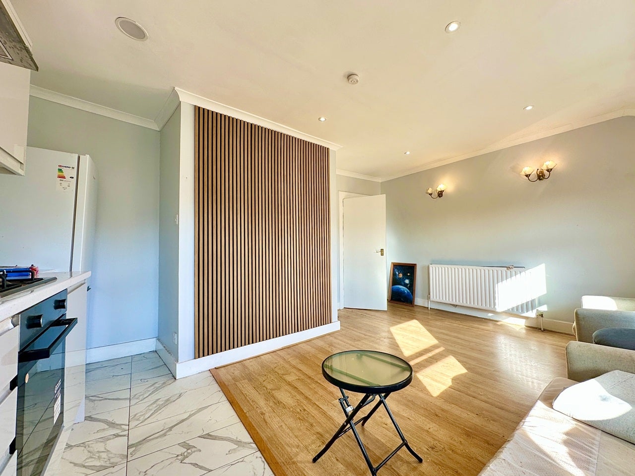 Flat Courthill Road in Greater London