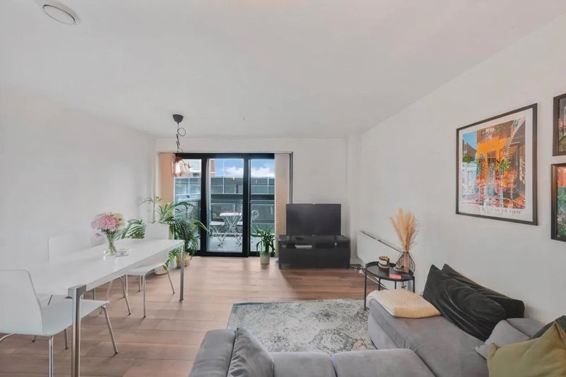 Flat Surrey Quays Road in Greater London