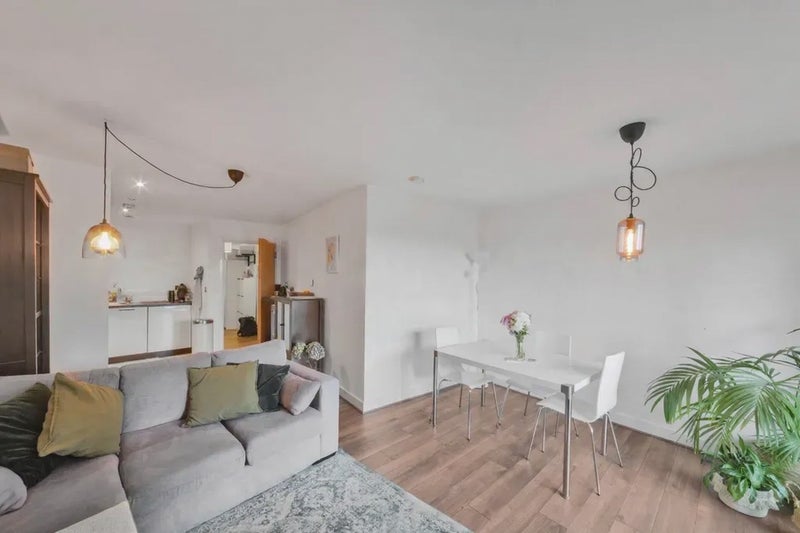 Flat Surrey Quays Road in Greater London