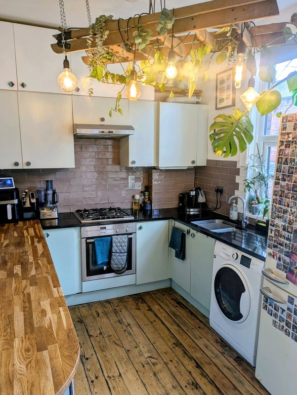 Room Hartley Grove in Leeds