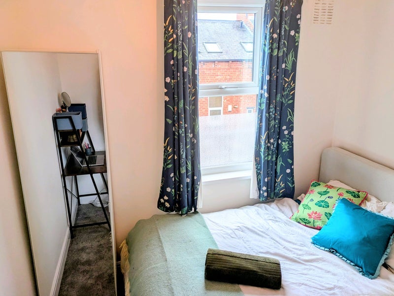 Room Hartley Grove in Leeds
